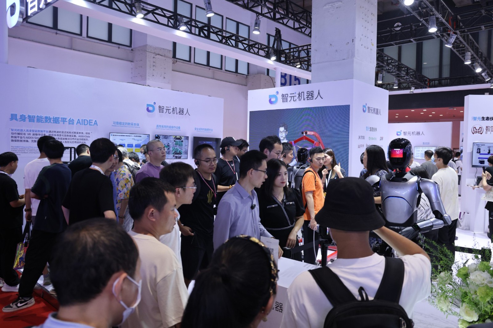 ok138cn太阳集团机器人亮相世界机器人大会WRC